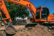 Continúan las obras de saneamiento y reconstrucción de la calzada en el barrio Sarmiento