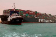 Suspenden la navegación por el Canal de Suez por un buque encallado