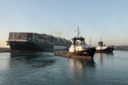 El buque fue totalmente desencallado y se reanuda el tráfico en el Canal de Suez