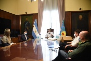 Garro recibió a representantes de una droguería, quienes donaron barbijos y alcohol en gel 