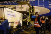 Fernández, en Ezeiza, para la vacuna número 10 millones