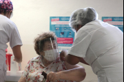 Kicillof anunció que los mayores de 70 años serán vacunados sin turno previo