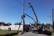 EDELAP continúa avanzando con el plan de colocación de nuevas columnas de hormigón en los tendidos eléctricos troncales