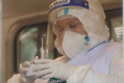 Testeos y concientización a vecinos de Los Hornos para prevenir contagios por coronavirus