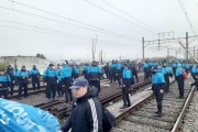 Trabajadores tercerizados en la estación Avellaneda realizan un corte y limitan el servicio de la línea Roca