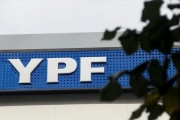 La agencia FIX mejoró la calificación crediticia de YPF