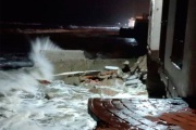 Por la sudestada se derrumbó una casa sobre la playa en Mar del Tuyú 