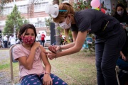 PBA: Habilitan la libre aplicación de primeras dosis en jóvenes de entre 12 y 17 años con factores de riesgo