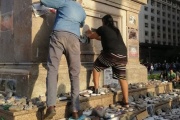 Militantes peronistas pisaron piedras que recuerdan los muertos por coronavirus