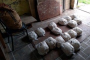 En la ciudad de Mar del Plata clausuraron una carnicería que guardaba milanesas de pollo en baldes de pintura