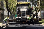 Vecinos platenses presentaron una cautelar para interrumpir el asfaltado de las calles adoquinadas 