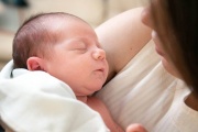 PBA: Amplían la licencia por maternidad y paternidad para trabajadores estatales
