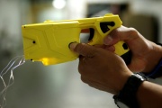 Denunciaron a funcionarios del Gobierno Nacional por obstruir la compra de tasers