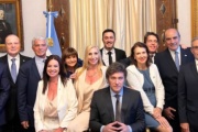 ¿Nace una estrella?: el funcionario que sorprende con su imagen positiva