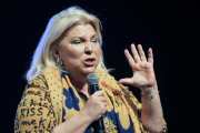 "Vas a terminar preso": el mensaje de Elisa Carrió a Luis Caputo por la crisis en el Garrahan