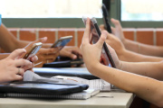 Se avanza hacia la restricción total del uso de pantallas en las escuelas