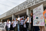 El Gobierno promulga las Leyes de Emergencia Pediátrica y Financiamiento Universitario, pero suspende su aplicación por "falta de partidas"
