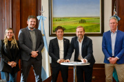 Kicillof firmó convenios de leasing por casi $6.900 millones con 13 intendentes bonaerenses
