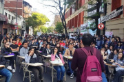 Docentes de la UBA llevaron el reclamo salarial hasta la puerta de la casa de Adorni