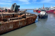 Trasladaron un buque inactivo hace más de 15 años para completar su desguace en el puerto de Mar del Plata