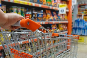 El consumo se contrajo más del 20% en alimentos y supermercados durante el último año en la Provincia