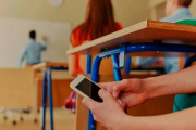 El 10% de los colegios privados ya limitan o prohíben el uso de celulares