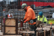 Un informe advirtió que la caída del empleo privado registrado supera la crisis de 2018-2019