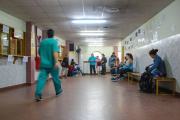 Extranjeros no residentes deberán pagar por la atención en hospitales nacionales