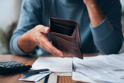 Casi el 48% de los hogares argentinos recurre a deudas o ahorros para subsistir