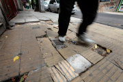 La Plata impulsa una campaña para que los vecinos reparen y mantengan las veredas