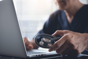 El Colegio de Médicos advierte sobre el avance de la telemedicina y exige fijar pautas para la atención remota