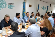 Los gremios presionan a Kicillof para negociar salarios
