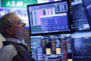 El riesgo país superó los 600 puntos y el dólar oficial cotizó en un nuevo récord de $1545