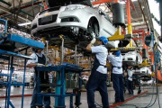 La industria volvió a crecer en agosto, pero acumula un retroceso del 2,2% en el año