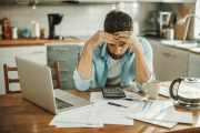 La mora familiar bajó al 12,8% en agosto impulsada por refinanciaciones