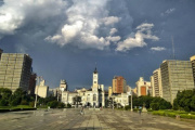 Primavera gris y destemplada: un "bloqueo" atmosférico mantiene al sol sin dar señales