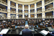 Aprobaron la Ley Ema contra el acoso digital en los colegios y prohibieron celulares en los secundarios