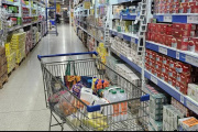 Las ventas en supermercados y mayoristas cayeron más del 3% en agosto, mientras que los shoppings registraron un avance