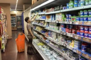 El consumo masivo cayó un 1,2% interanual en septiembre y el sector advierte por la aparición de un "nuevo consumidor"