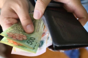 El 53% de las familias dejó de comprar insumos básicos y el 76% pide subir salarios