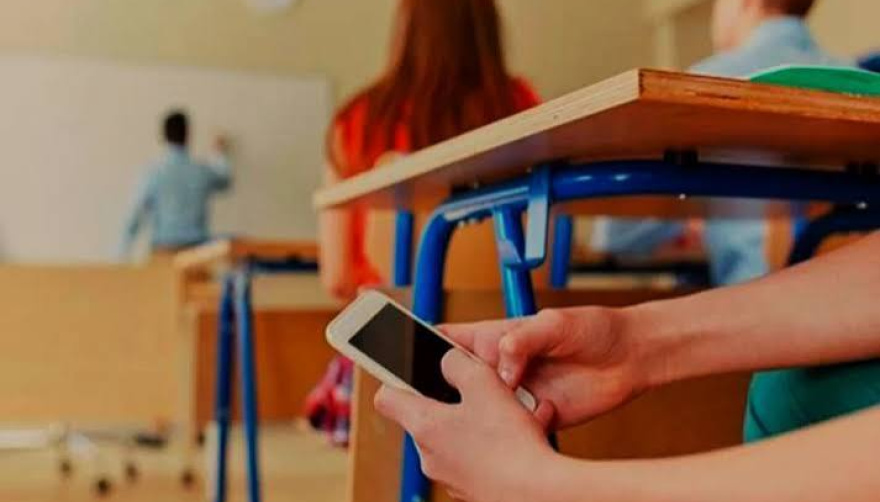 El 10% de los colegios privados ya limitan o prohíben el uso de celulares